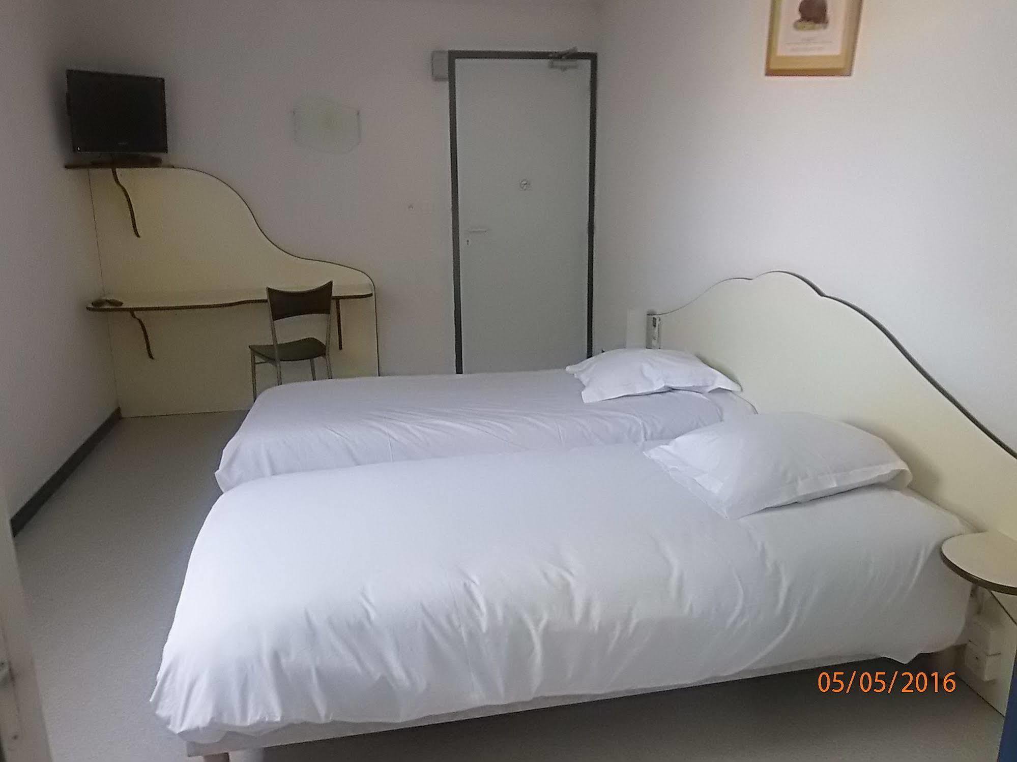 Le Saint Pierre Hotel Moncoutant Kültér fotó