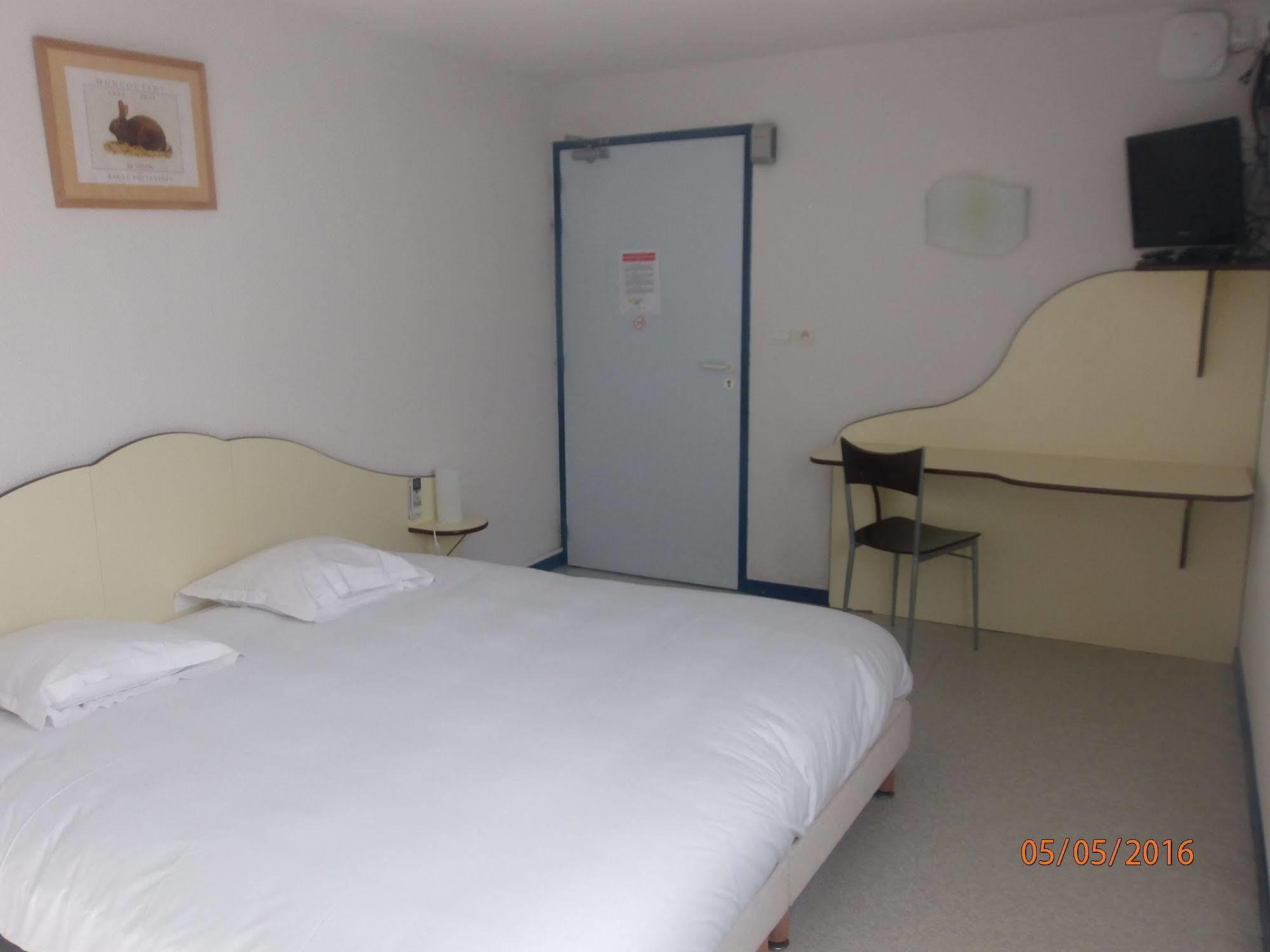 Le Saint Pierre Hotel Moncoutant Kültér fotó