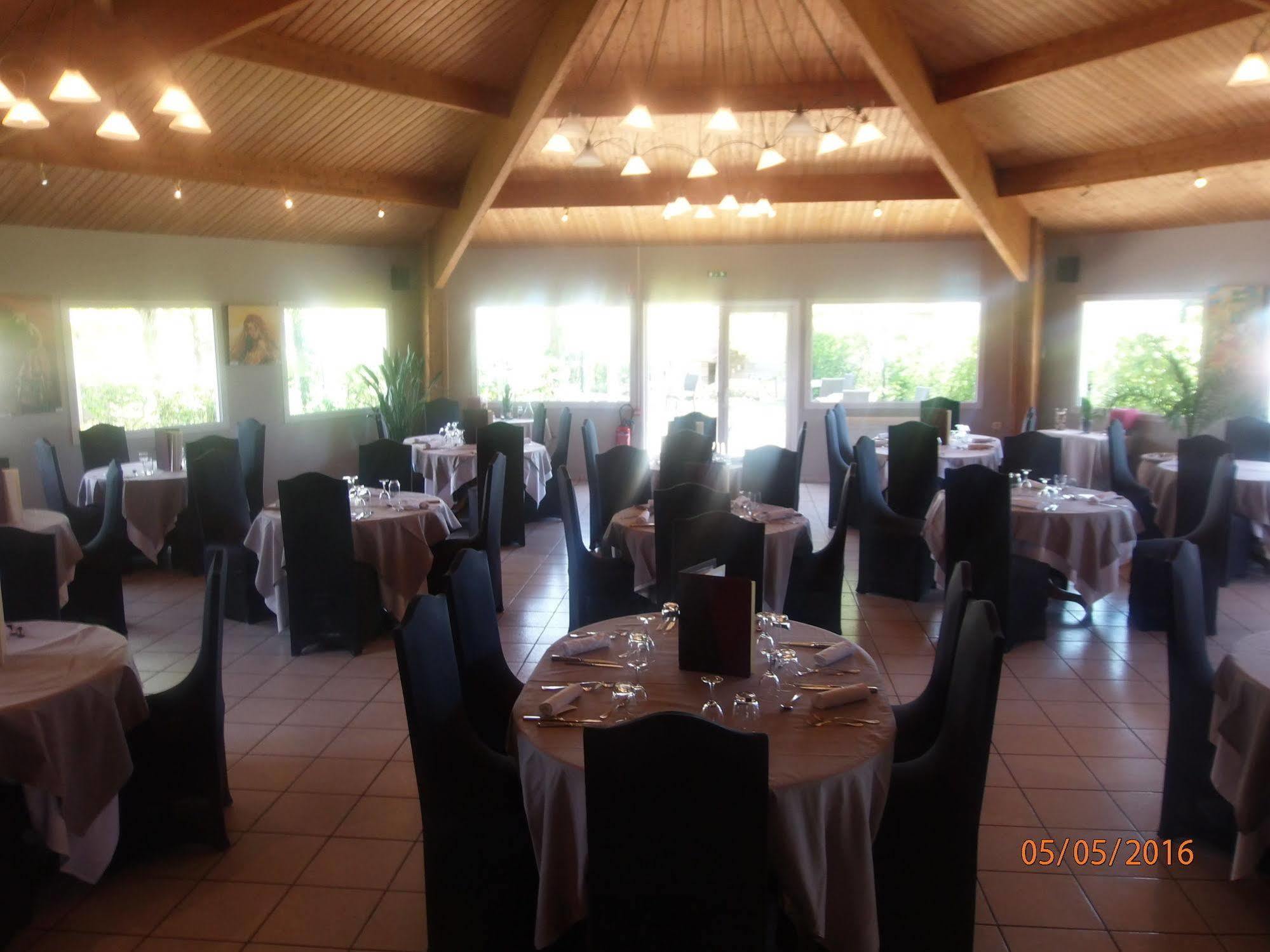 Le Saint Pierre Hotel Moncoutant Kültér fotó
