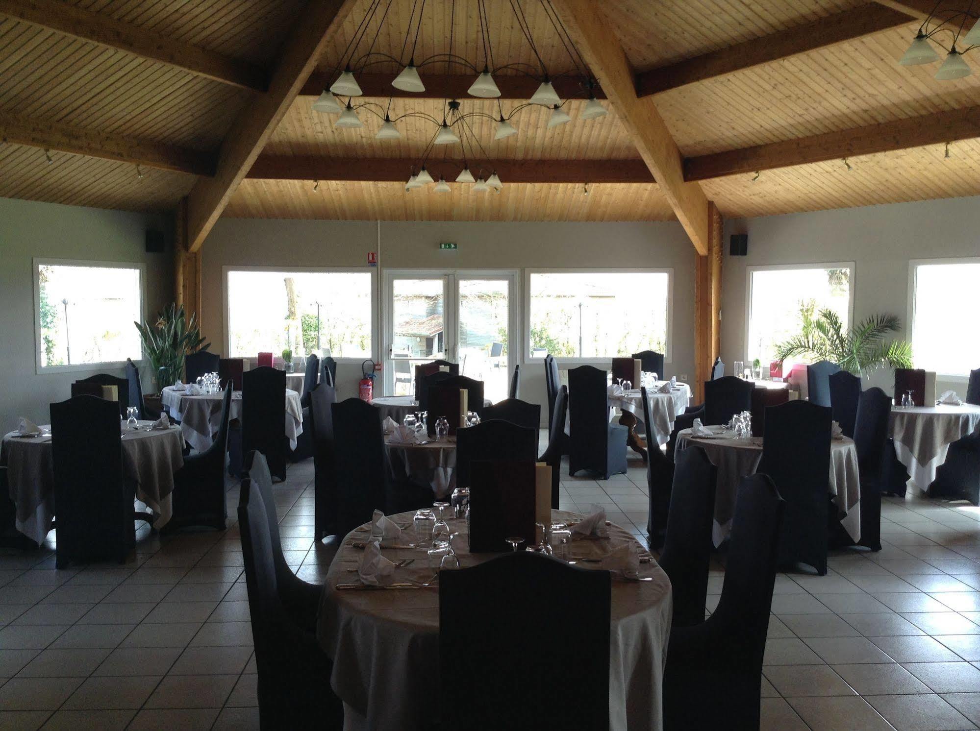 Le Saint Pierre Hotel Moncoutant Kültér fotó
